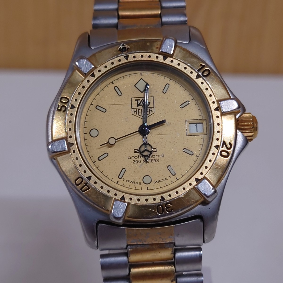 1円~【動作未確認】タグホイヤー TAG HEUER プロフェッショナル 200M 964.013 クォーツ メンズ腕時計 ゴールド文字盤 デイト 3針 G130506