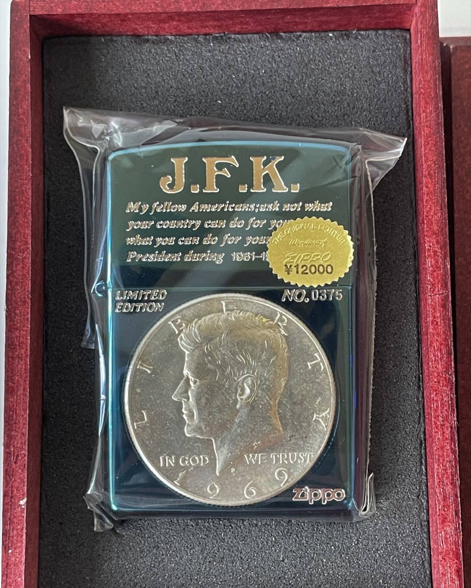 ブルーチタン ZIPPOジッポジョン・F・ケネディ コイン 0 ジョン・Ｆ・ケネディ JAC店舗用ジョンFケネディ大統領モチーフ人形  【希少】《ZIPPO》ジッポライター/ジョン・Fケネディ/ブルーチタンコイン付/限定 No0375