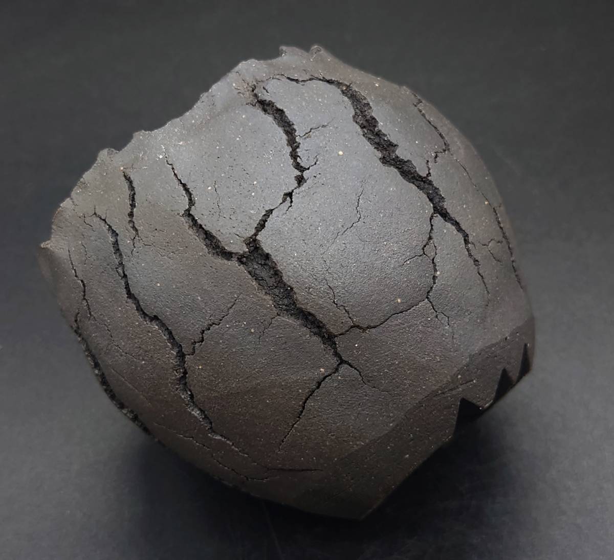 123B CELECT オリジナル手びねり CRACK BALL POT 裂 Sサイズ 炭化焼成 鉢 植木鉢 ポット /塊根植物 オベサ 多肉 グラキリス 作家鉢 豆盆栽