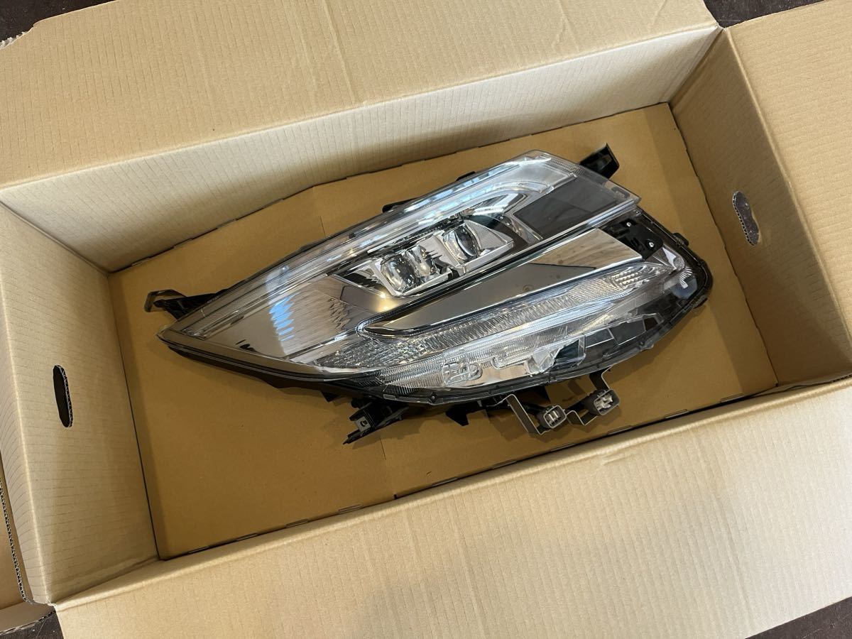 即使用可能！破損なし！良品。トヨタ純正 80 ノア 右ヘッドライト LED