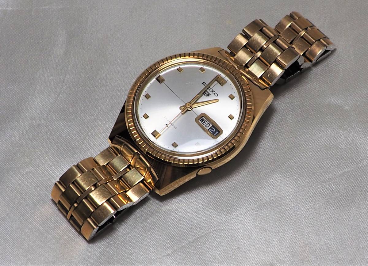 ＊未使用のジャンク品　昭和レトロ　SEIKO５　自動巻き　５１２６－８０３０　金色　時計は動きません