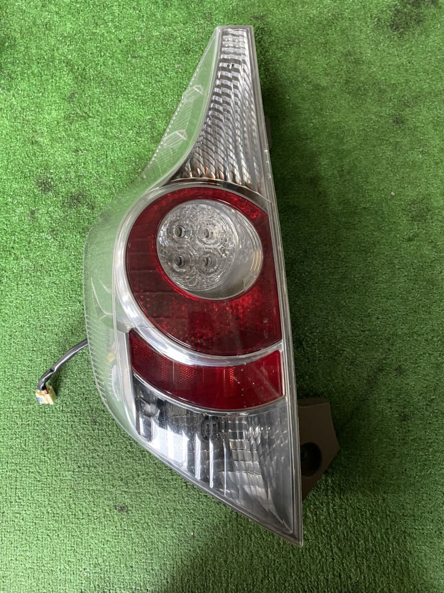 トヨタアクアNHP10前期純正右テールランプ 52-252