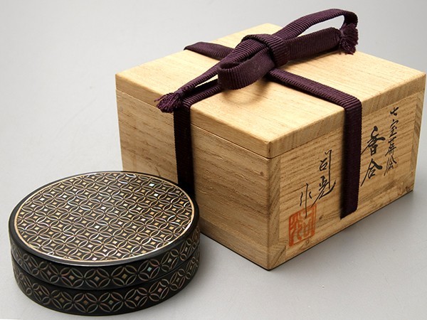 W113. 茶道具【細川司光】 七宝蒔絵 香合 共箱 / 漆器漆芸香道具 イ729