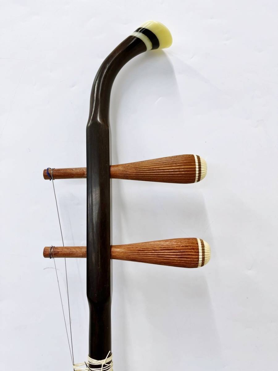 【新品】 蘇州二胡 紅木 胡弓 ヘビ皮 弦楽器 セミハードケース付き 二胡 新品】 蘇州二胡 紅木 胡弓 ヘビ皮 弦楽器 セミハードケース付き 二胡