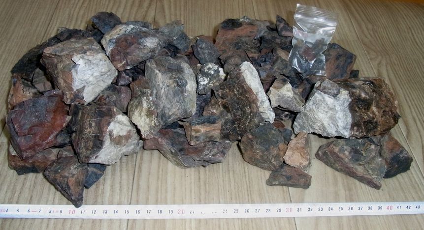 【東京都奥多摩町白丸鉱山】 マンガン系鉱物 ９Kg以上