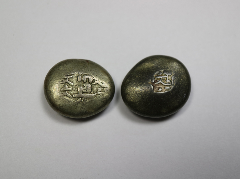 文政　豆板銀 3/6 古銭 文政豆板銀 2点 重量 左から 約10.8g/12.0g 旧家所蔵家の整理
