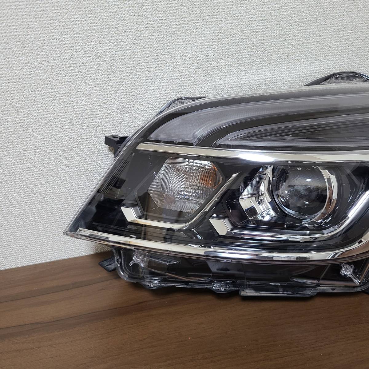 日産ルーク ルークスハイウェイスター右側ヘッドライトLED ス
