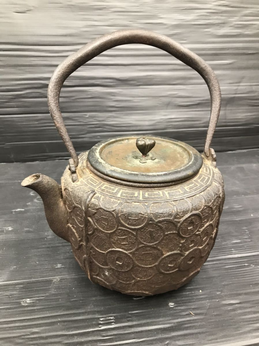 龍文堂造 古銭紋 銅蓋丸形鉄瓶 龍文堂造 古銭紋 銅蓋 鉄瓶 【公式通販】