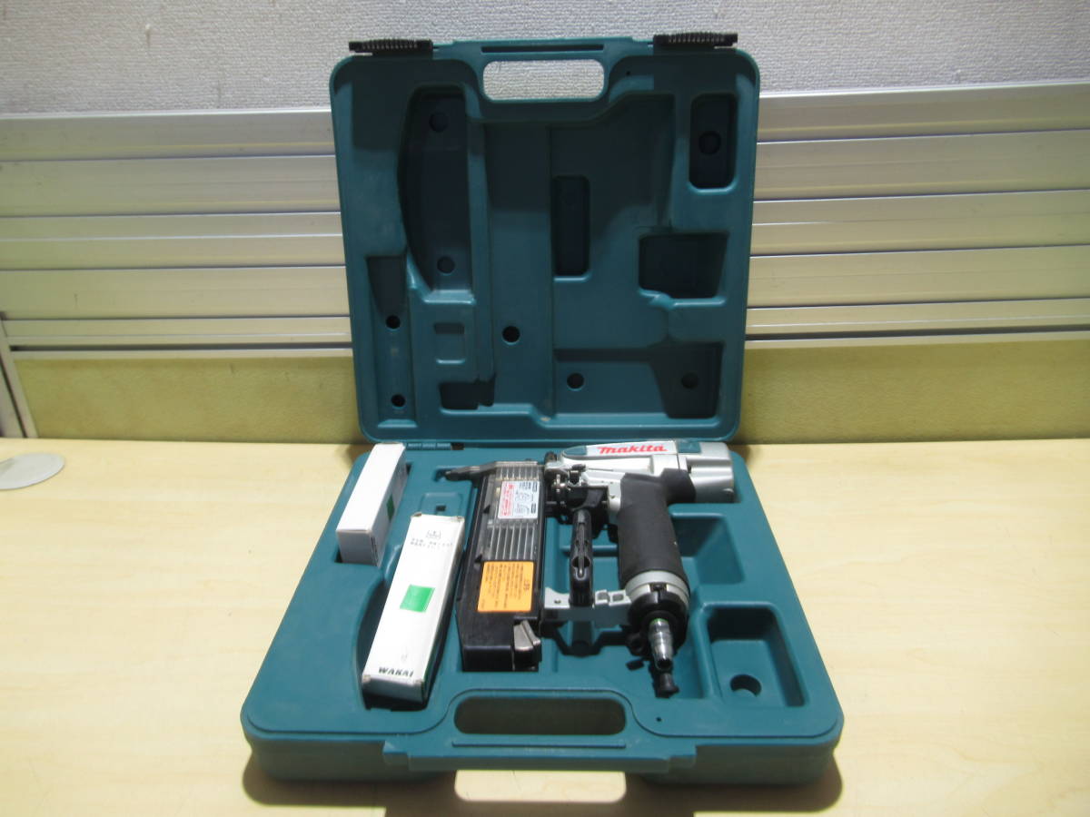 NS090902　マキタ　仕上釘打　AF502R　中古品　動作確認済　(仕上げ釘　F35W　白色　2000本入　F-35R　ダークベージュ(ウス茶)　2000本入)