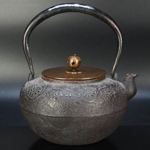  治 釜師造 松竹梅紋銀象嵌提手 花唐草紋平丸形鉄瓶 茶道具 BX102(鉄瓶)｜売買されたオークション情報、yahooの商品情報をアーカイブ公開 - オークファン 鉄瓶