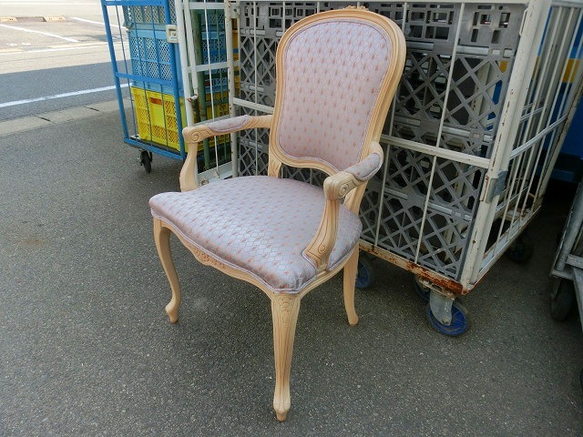 4AるS ロココ調 アームチェア 猫脚 木製フレーム 肘付き ピンク 花柄彫刻 木彫り アンティーク調 インテリア イス 椅子 レストラン 撮影