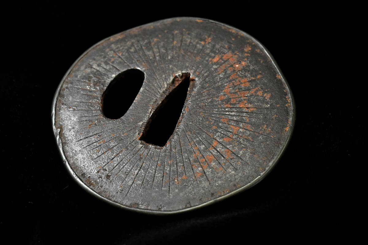 【鍔】　鉄地放射文丸鍔　78×78mm　厚み：4.0mm　重量：122g　箱無　●　日本刀　刀　刀装具　0309152-14