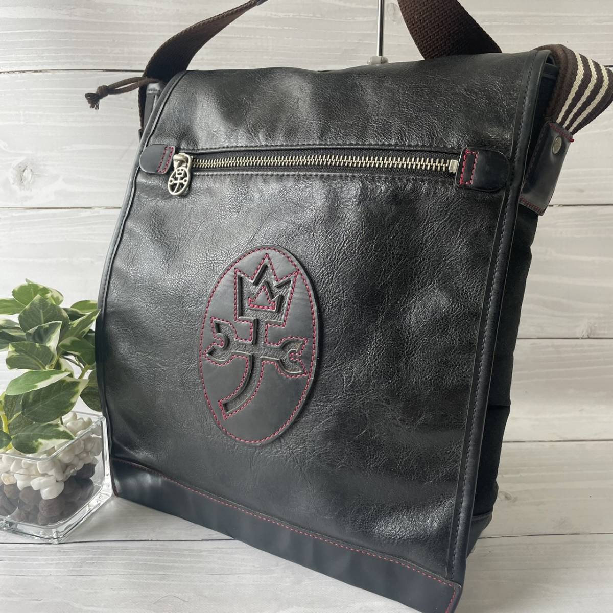 【美品】カステルバジャック CASTELBAJAC ショルダーバッグ メッセンジャーバッグ 本革 レザー ビッグロゴ 斜め掛け可 クロスボディ メンズ
