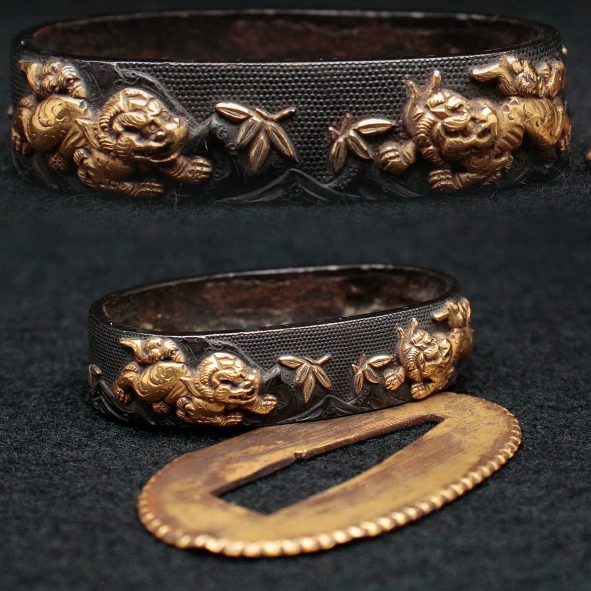骨董品　古美術　金銀象嵌 赤銅魚々子地小柄 趣深き逸品です　刀装具 最新製品 EN379 時代 刀装具 赤銅 魚々子地 金象嵌 高肉彫 獅子図縁
