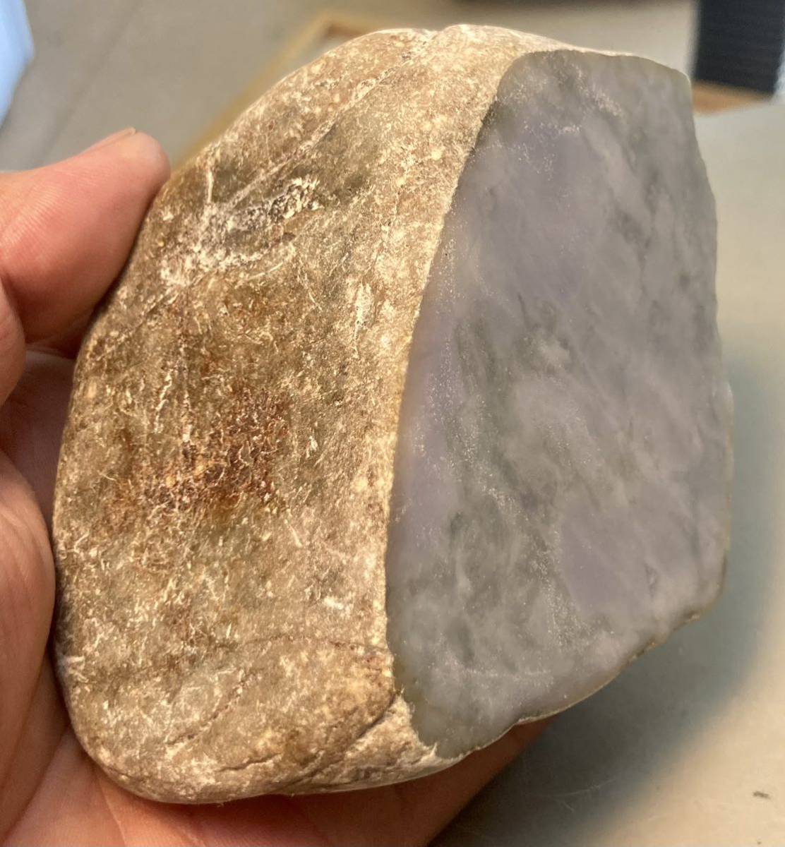ミャンマー産大きな天然ラベンダー翡翠原石771g1面カット磨き済み