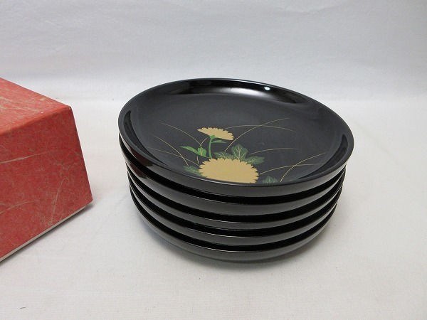 送料無料，人気 510014 ほぼ 懐石道具 木製黒塗 金彩菊 蒔絵 銘々皿 5枚組 丸皿 紙箱 検 懐石道具 取り皿 和食器 菓子皿 茶器 和食器 和風 ⅰ(漆芸)｜売買されたオークション情報、yahooの商品情報をアーカイブ その他