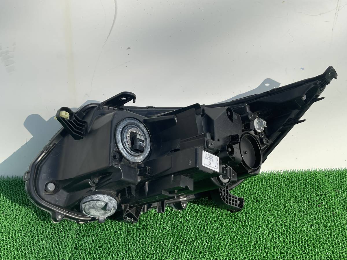 ステップワゴン RP1 LED ヘッドライトとステップ ZN1589 右ヘッド