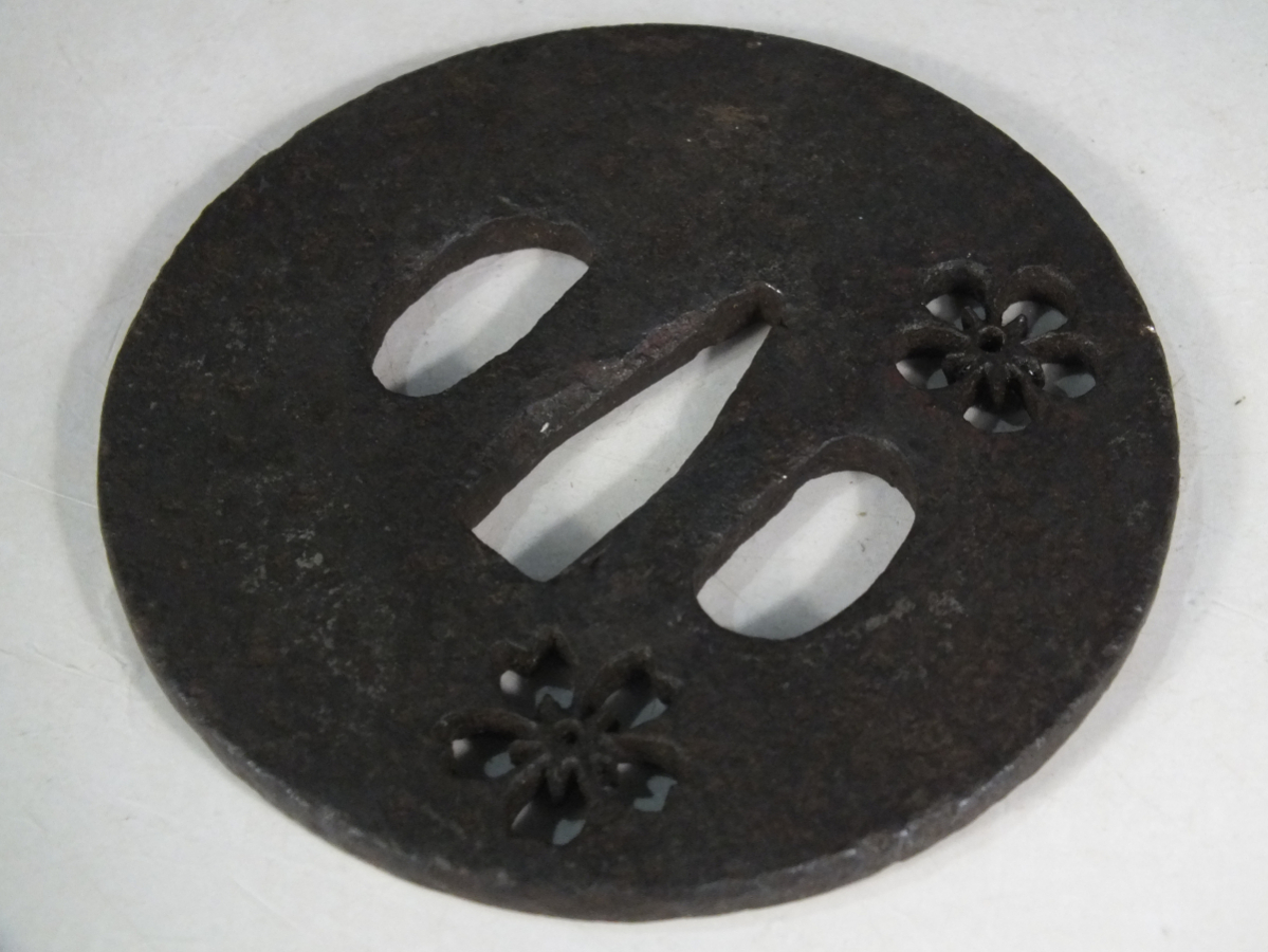 鍔 鐔 鉄地 透鍔 刀装具 武具 骨董 江戸時代梅桜花小透鍔 鍔 鐔 鉄