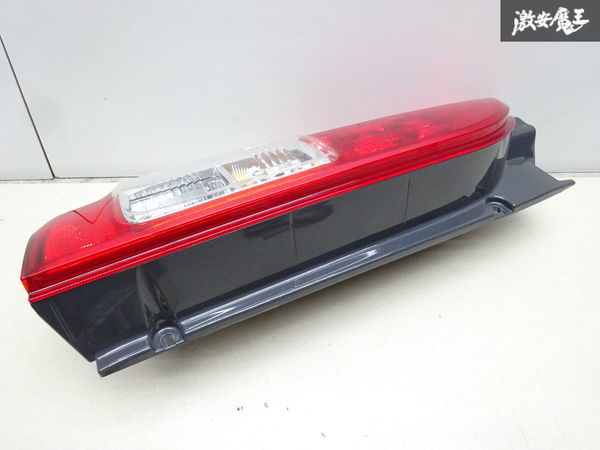 【新車外し】 トヨタ 純正 200系 後期 4型 5型 6型 ハイエース テール ランプ ライト KOITO 26-140 左側 左 助手席側 即納 棚6-3 ハイエース 4型 5型 S-GL ワイド 右