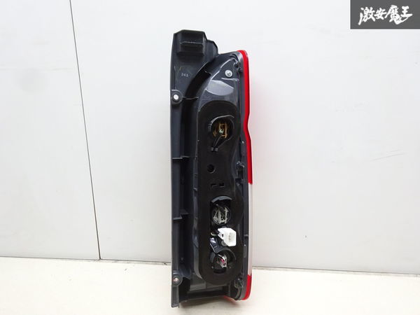 【新車外し】 トヨタ 純正 200系 後期 4型 5型 6型 ハイエース テール ランプ ライト KOITO 26-140 左側 左 助手席側 即納 棚6-3 ハイエース 4型 5型 S-GL ワイド 右