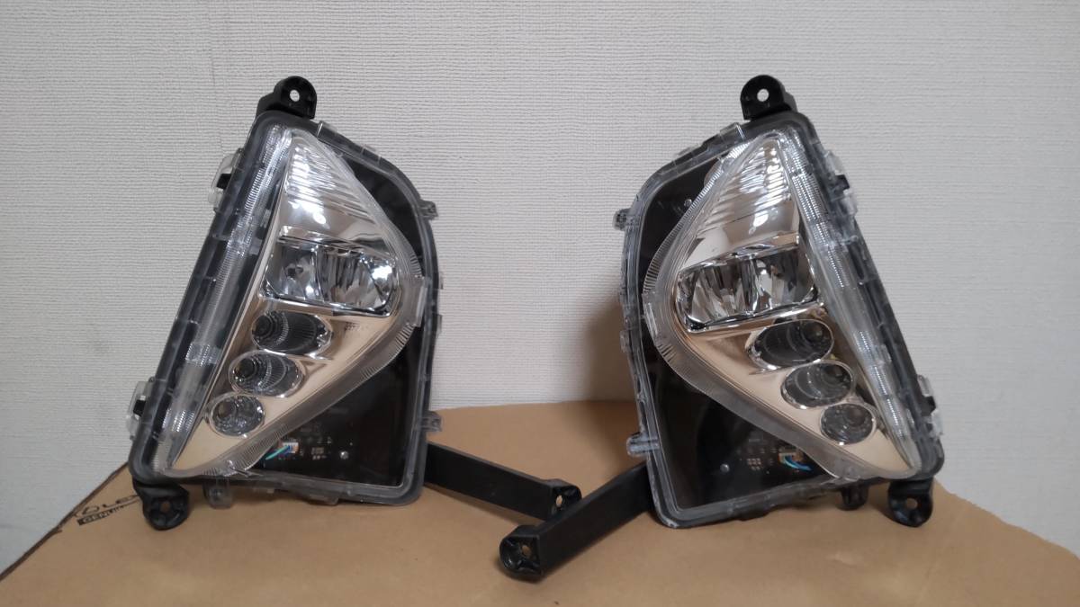 プリウス 50系 トヨタ純正 LEDフォグランプ左右 破損なし プリウス