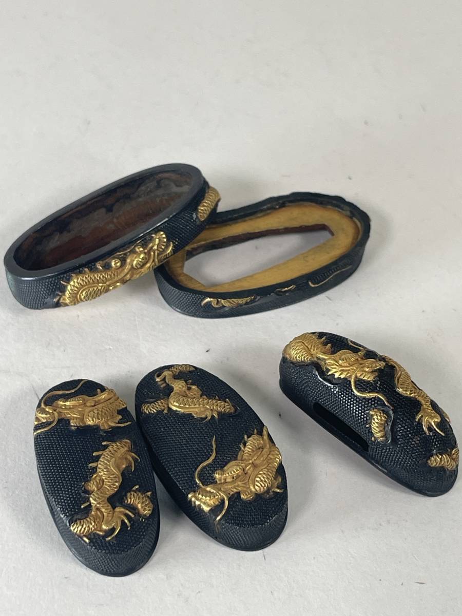 刀装具 縁頭 赤銅地 魚子地 親子獅子図 金象嵌 色絵 江戸期 本歌 名品 | 江戸期金工作 縁頭 赤銅金銀象嵌 赤銅地四分一魚子地
