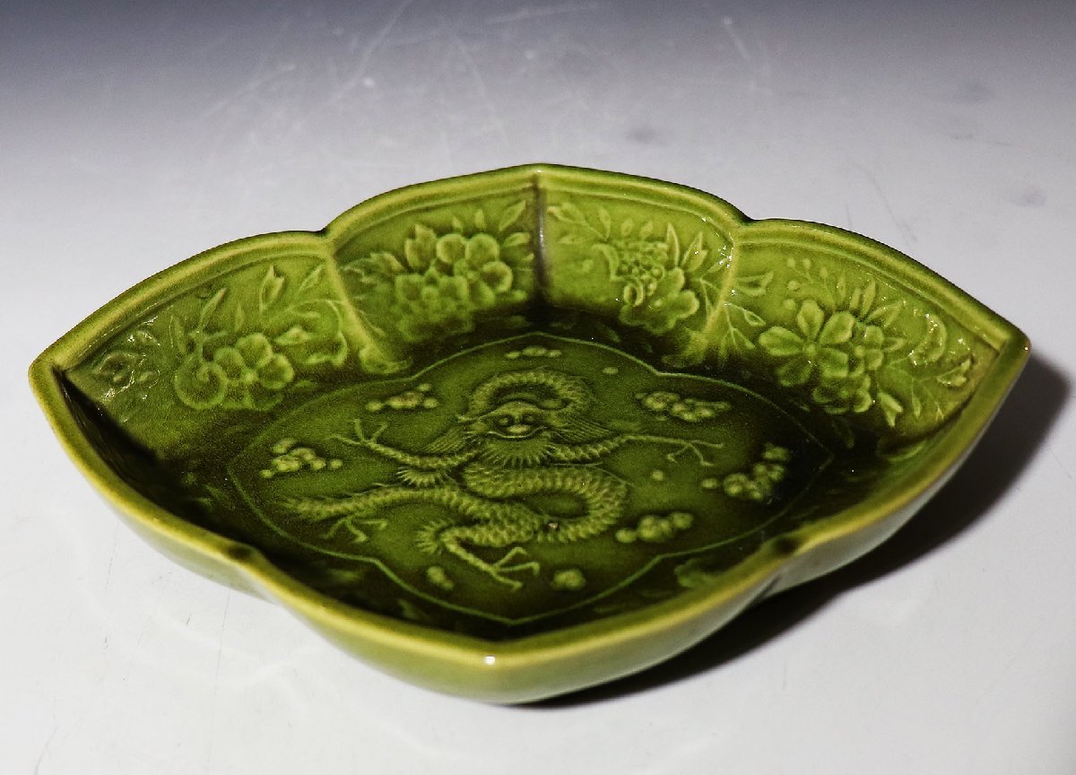 桃】珉平焼緑釉陽刻萬歴龍図菱型変形皿 千鳥