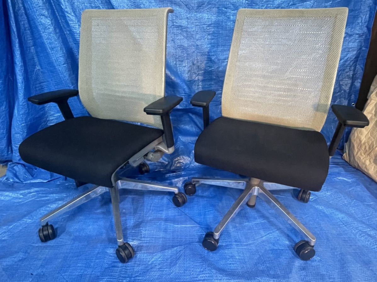 steel case オフィスチェア　背もたれメッシュ 白色　座面黒 肘付き　中古品 2脚セット
