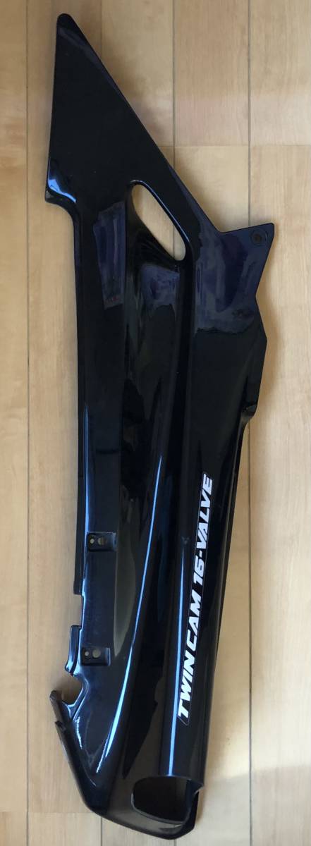 カワサキ　ZZR1100 C型用　シートカウル左右　片側は割れ欠け無しの良品です