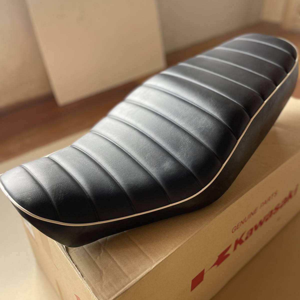 ☆W800純正シート ローシート タックロールシート GENUINE PARTS箱入り 