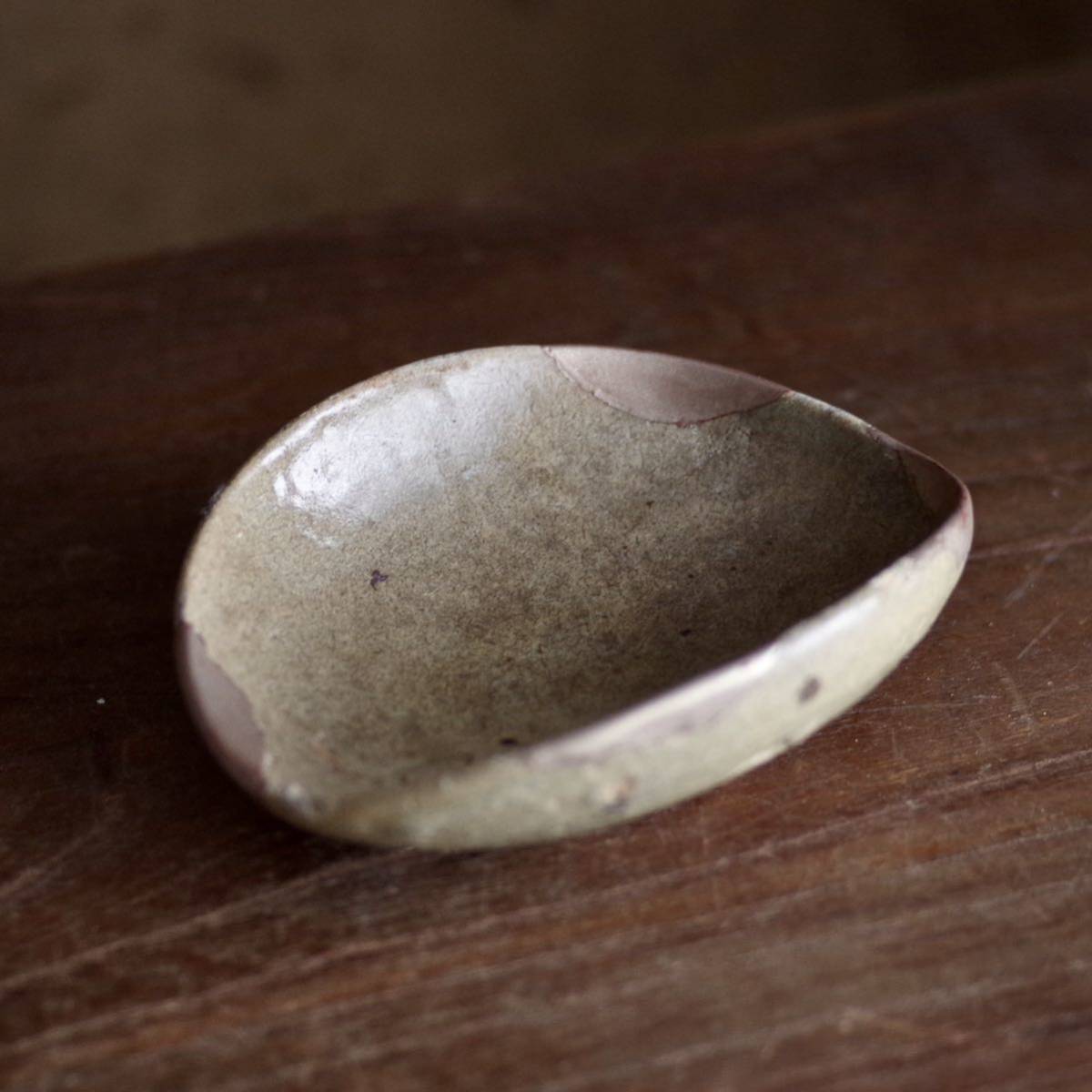 見事な釉調の厚手の古唐津 沓型盃 青唐津 桃山江戸初期 古唐津 酒器 酒盃 平盃 向付 茶道具 古民藝 骨董 検 李朝