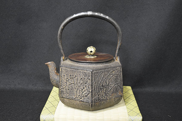 【光成】龍文堂造「銀象嵌堤手・銀摘・紫斑銅蓋・竹梅蘭南天紋・六角小鉄瓶」水漏無