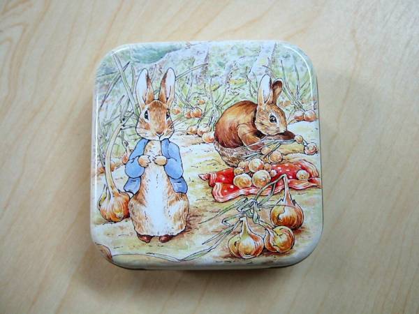 ピーターラビット缶　ヒンジ付き　正方形　たまねぎ_1