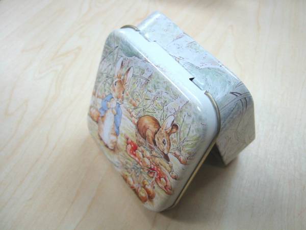 ピーターラビット缶　ヒンジ付き　正方形　たまねぎ_3