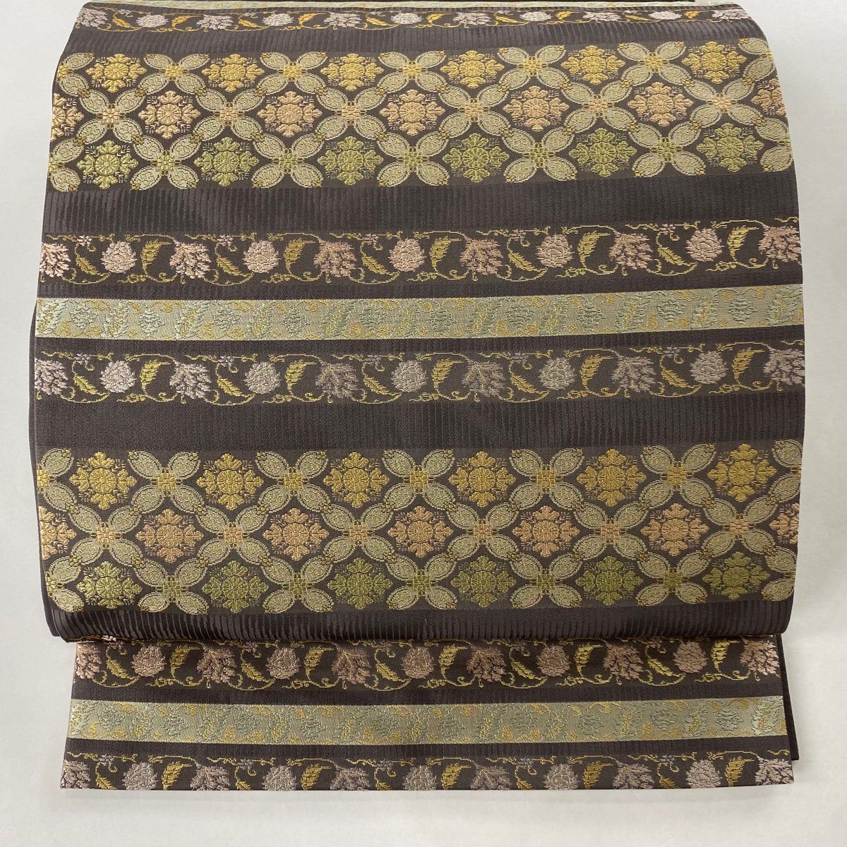袋帯 美品 名品 落款 箔屋清兵衛 悠久の美 華文 段縞 箔 灰茶 お太鼓柄 