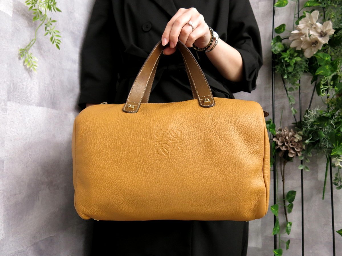 【LOEWE】ボストンバッグ　アナグラム型押し　オレンジ　レザー　ゴールド金具. ○超美品○LOEWE ロエベ○アナグラム○ロゴ 型押し○カーフ レザー 本