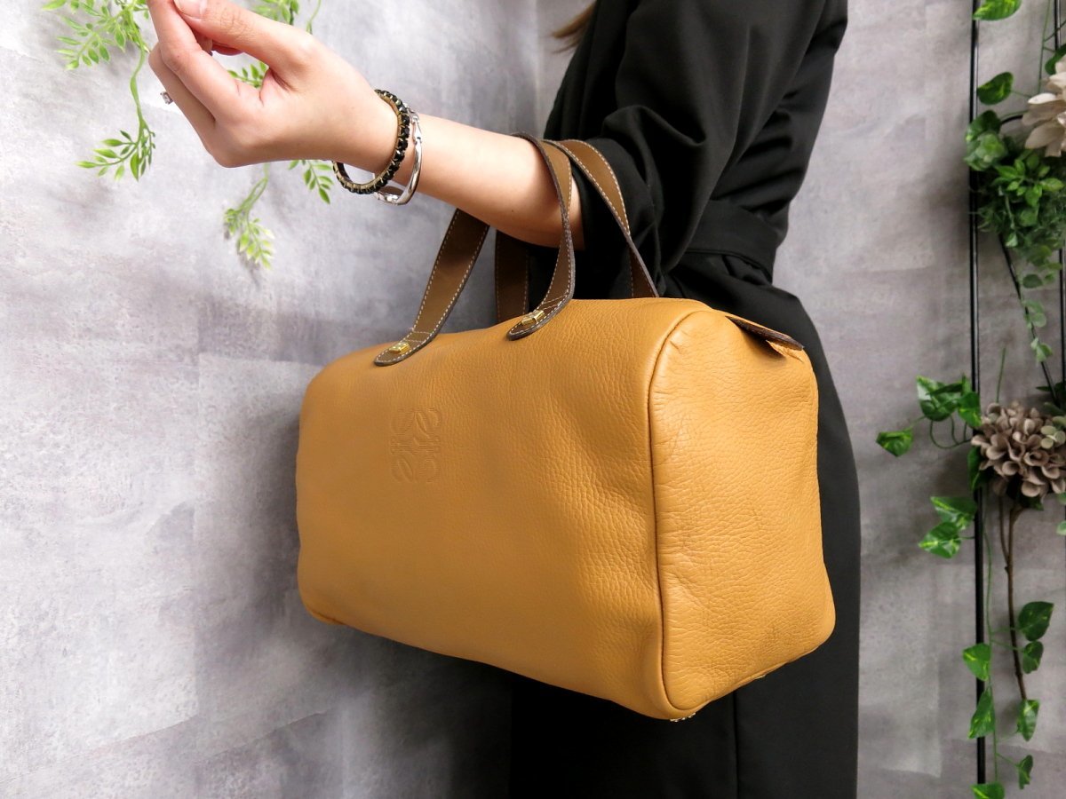 ○超美品○LOEWE ロエベ○アナグラム○ロゴ 型押し○カーフ レザー 本 