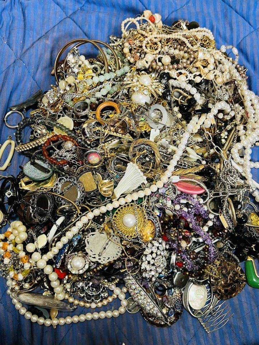 大量まとめてネックレス他色々アクセサリー　約4.76kg(キロ) 