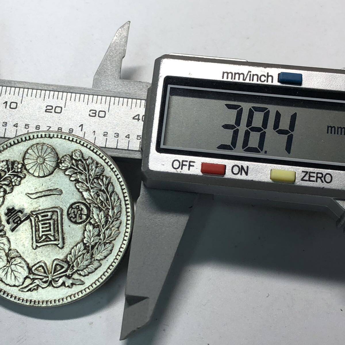 新1円銀貨 明治17年 大型 約27.35g 銀刻印あり 日本古銭 一圓 一円