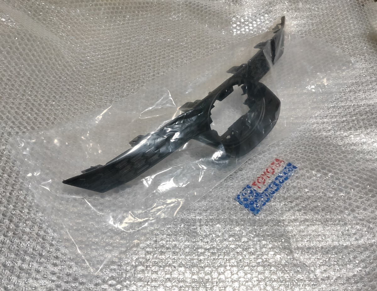 カローラツーリング　エンブレム　フロントグリルセット　北米仕様　新品　トヨタ純正　ミリ波レーダ　新品・未使用　★★送料無料★★_3