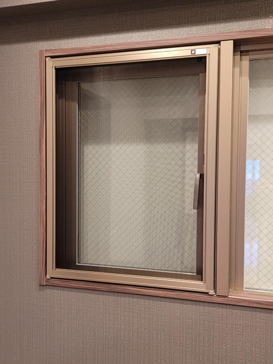 DMJ-A ◇ 650＊885 (枠外) ◇ Ykkap◇縦すべり窓 ◇ 網戸付◇2023年◇ 網入り・ペア・クリアガラス ◇ 展示品