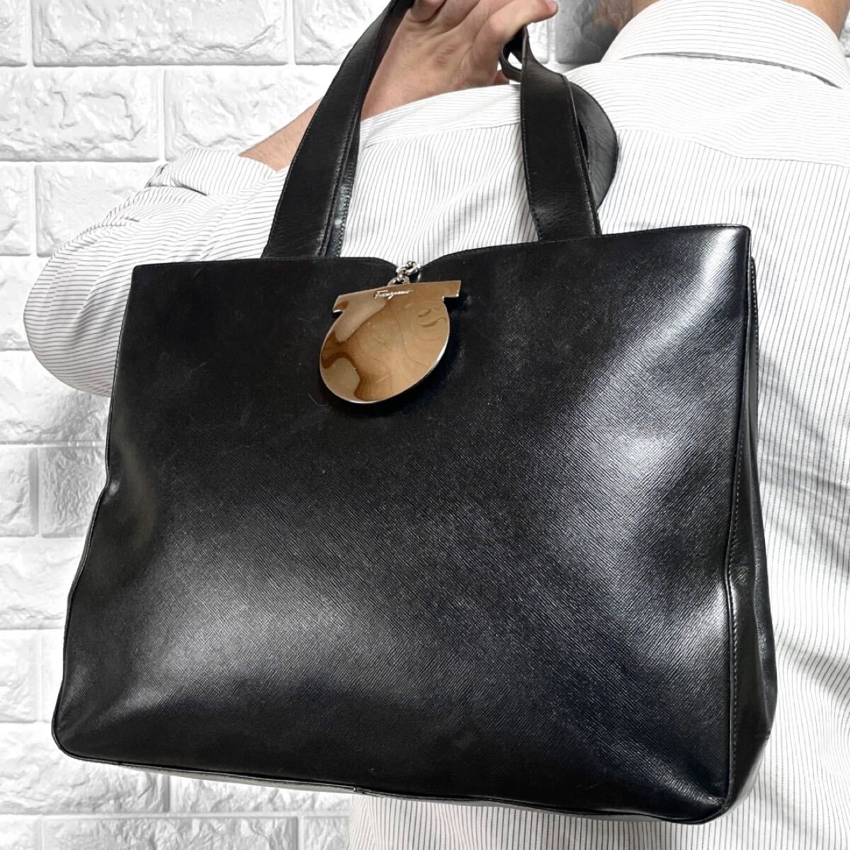 未使用に近い✨フェラガモ トートバッグ A4収納 カットワーク ガンチーニ 希少/A4収納◎ フェラガモ Salvatore Ferragamo メンズ トートバッグ