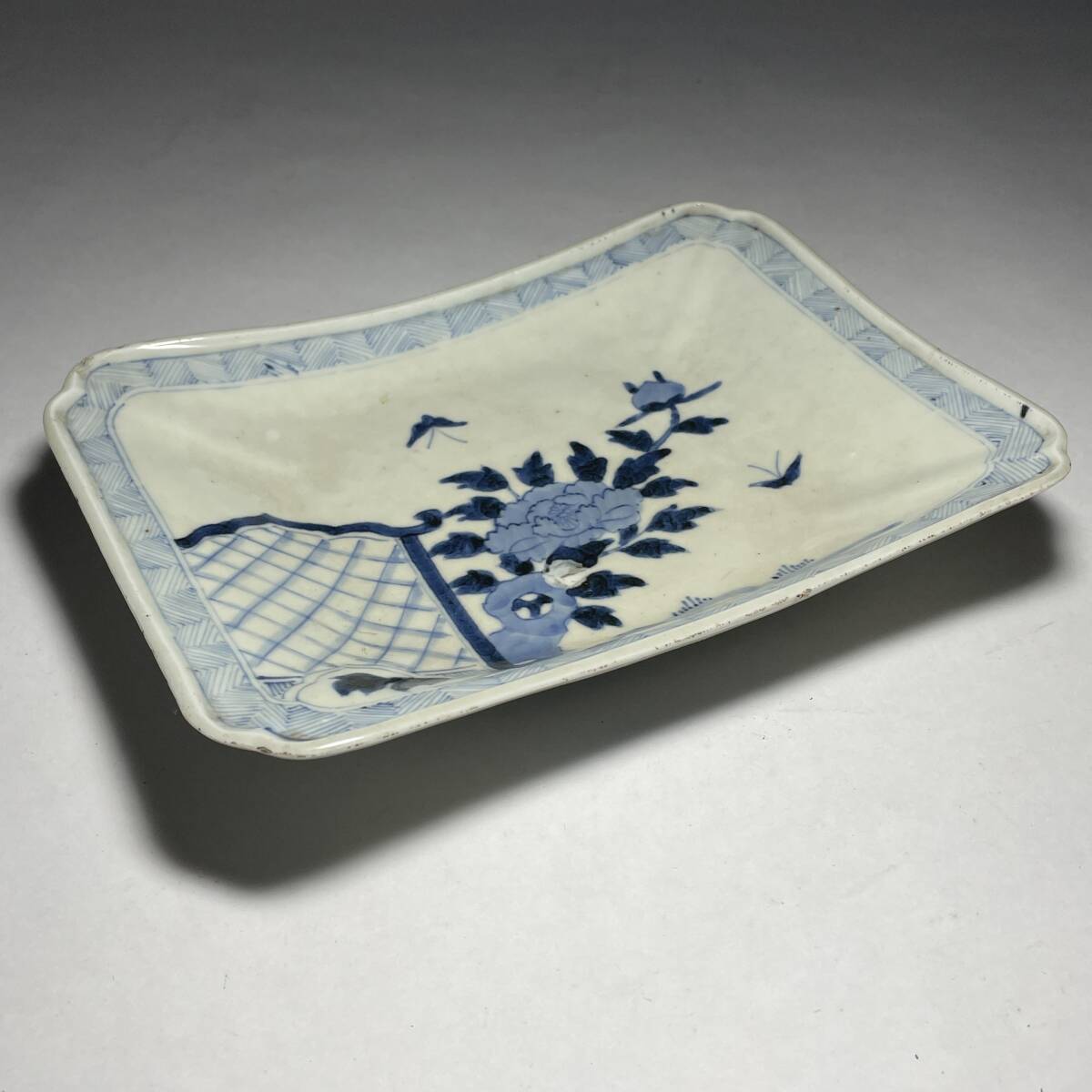 茂蔵】古染付花蝶図角皿 「玩」銘 虫食い 古渡り 唐物 伝世品 菓子器 