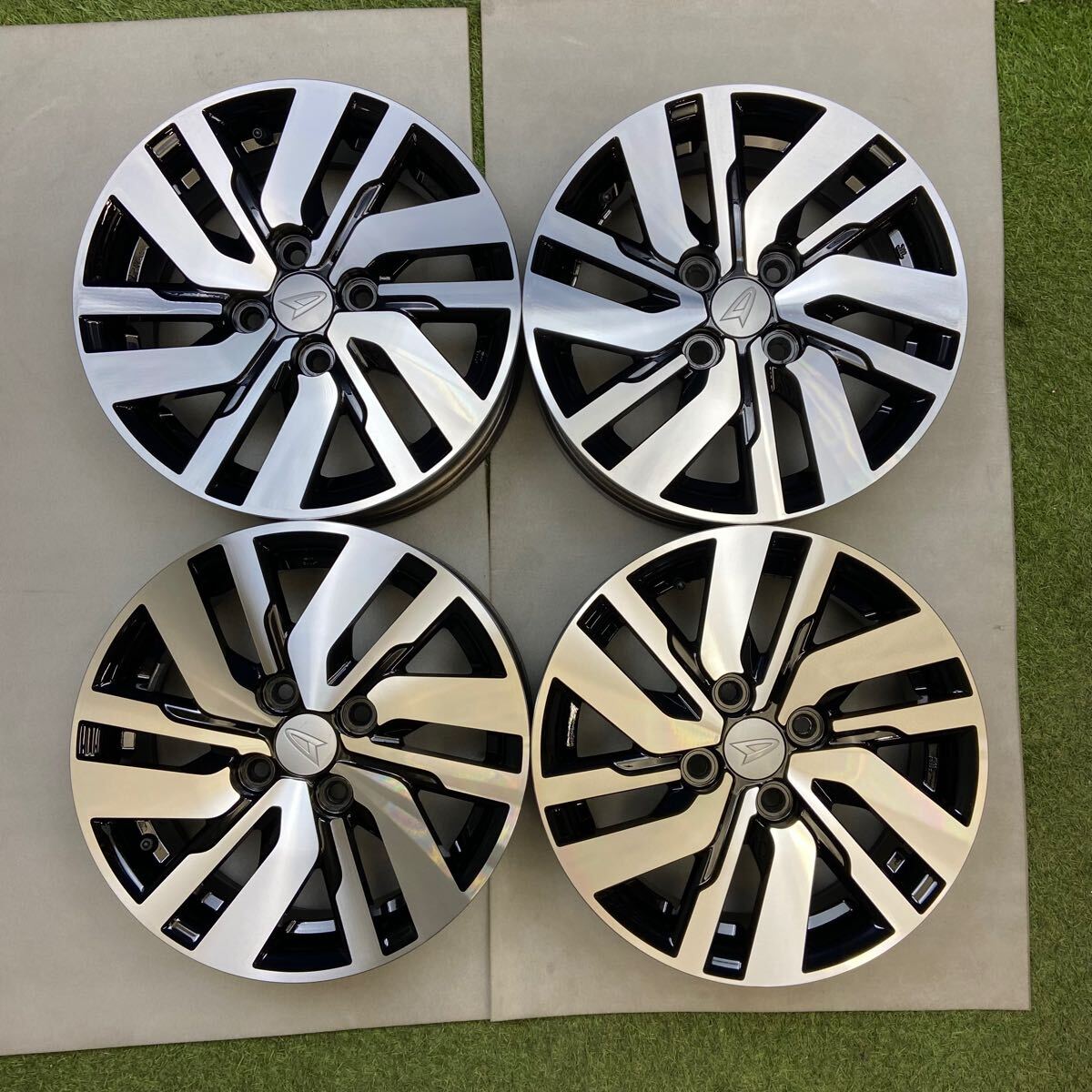 ダイハツ 純正アルミホイール 14インチ 0682】☆中古美品☆ダイハツ 純正 14インチ 14×5J ET35 PCD100 4