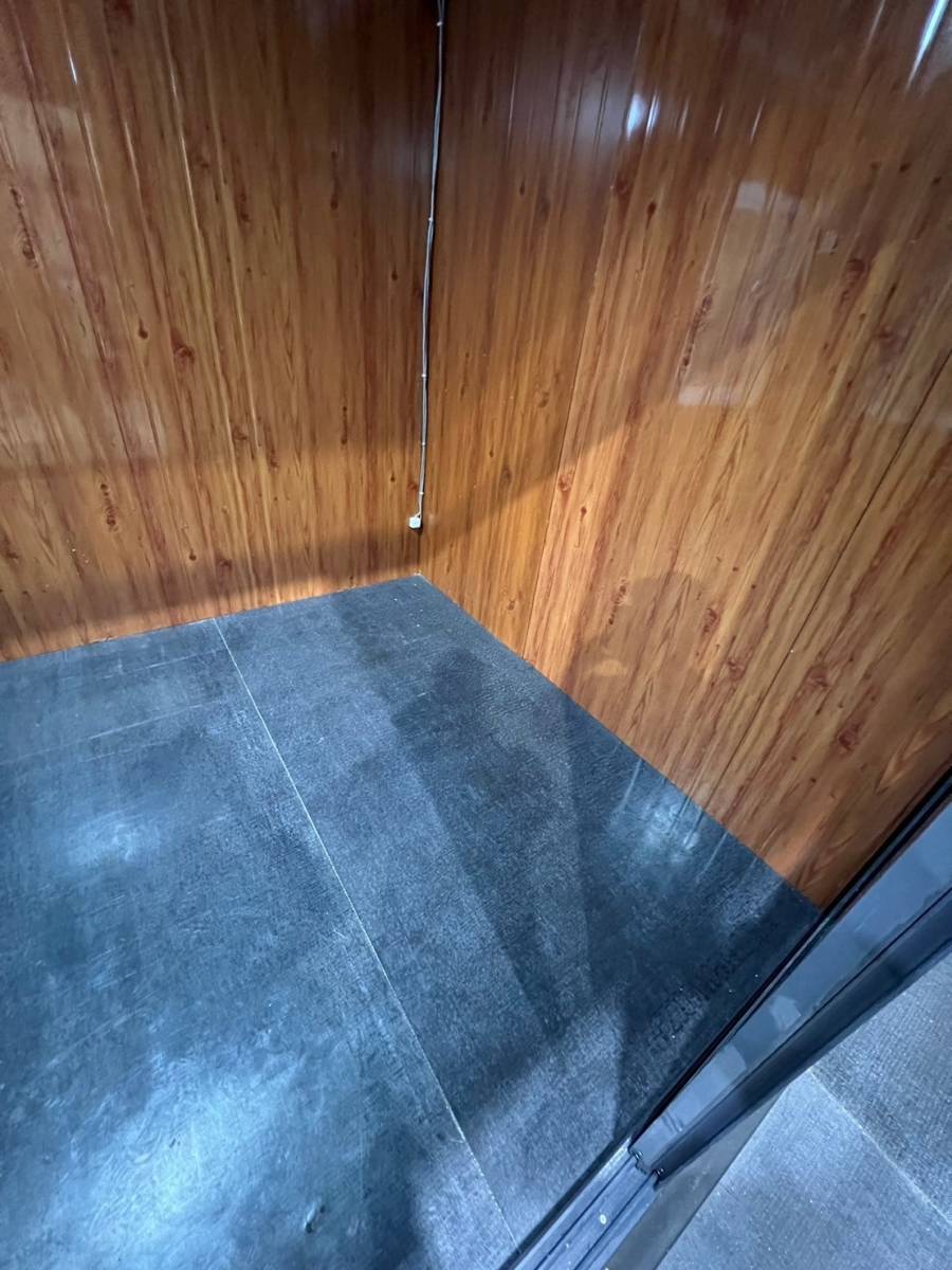 【兵庫から発送】ユニットハウス コンテナハウス 店舗 居酒屋 屋上デッキ 階段 ガラスドア カラー オーダー 車庫 ガレージ 2階建 プレハブ_9