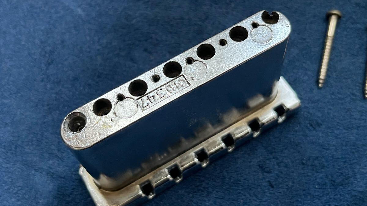 【ジャンク】一体型 トレモロ ブリッジ ダイキャスト fender？ ストラト用_2