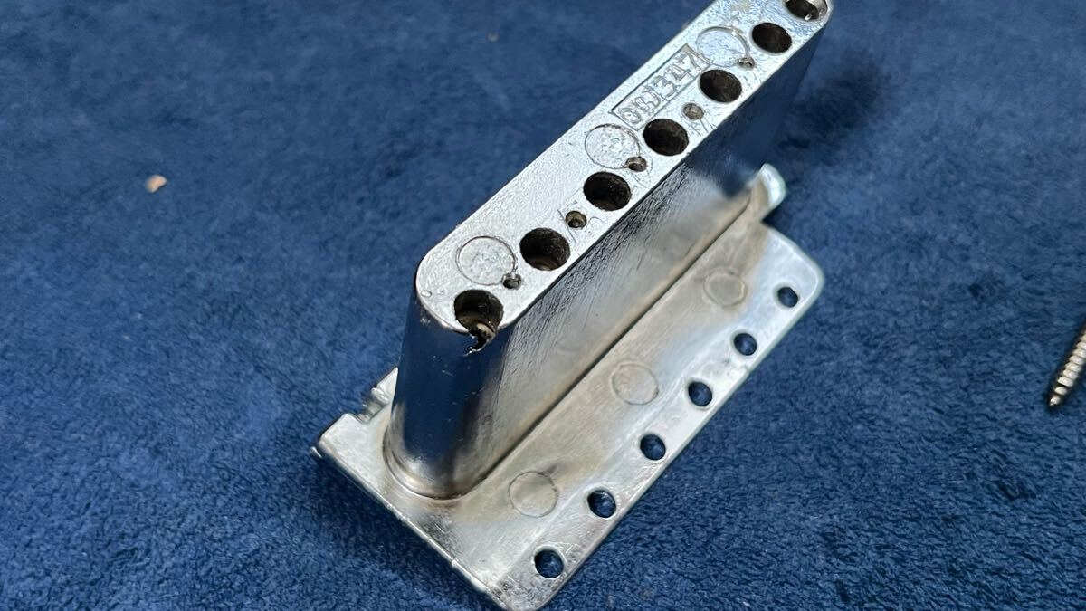 【ジャンク】一体型 トレモロ ブリッジ ダイキャスト fender？ ストラト用_3