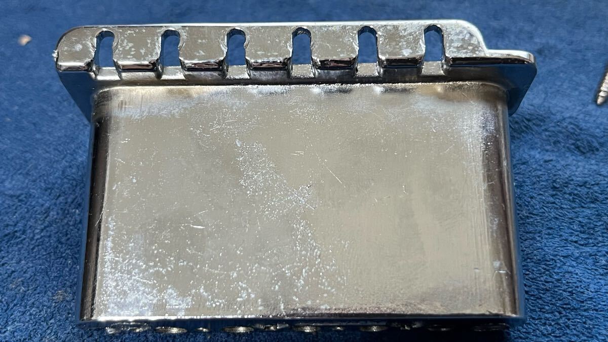 【ジャンク】一体型 トレモロ ブリッジ ダイキャスト fender？ ストラト用_4