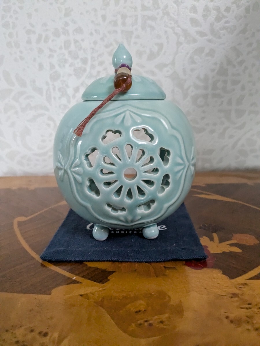 青磁 蓋付四つ足 香炉_1