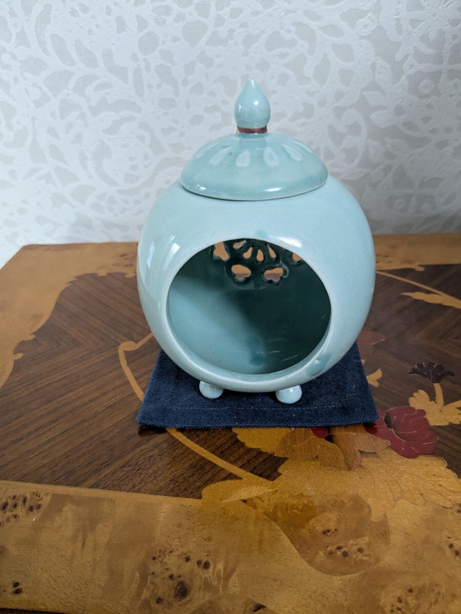 青磁 蓋付四つ足 香炉_2
